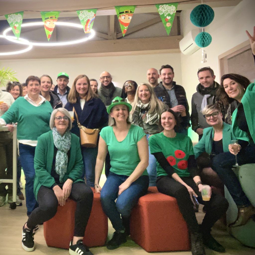 Les participants d'un afterwork organisé dans l'espace de coxorking coliving Coclico à Cholet.