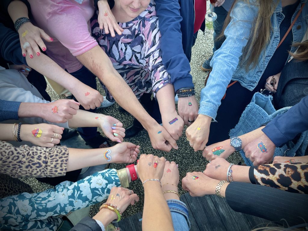 Les parcipants d'un sééminaire de cohésion moantrant leur tatouge sur leur bras à Coclico à Cholet